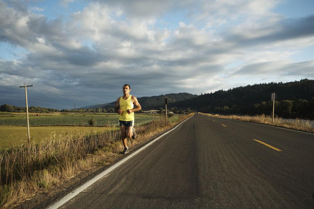 柏油路跑步圖片